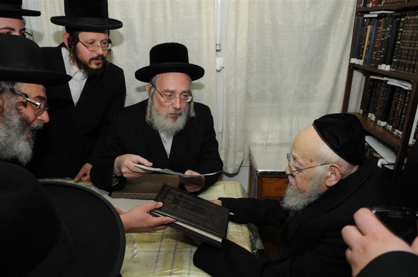 גלריה: אייכלר הגיע להתברך אצל מרן הגרי"ש אלישיב