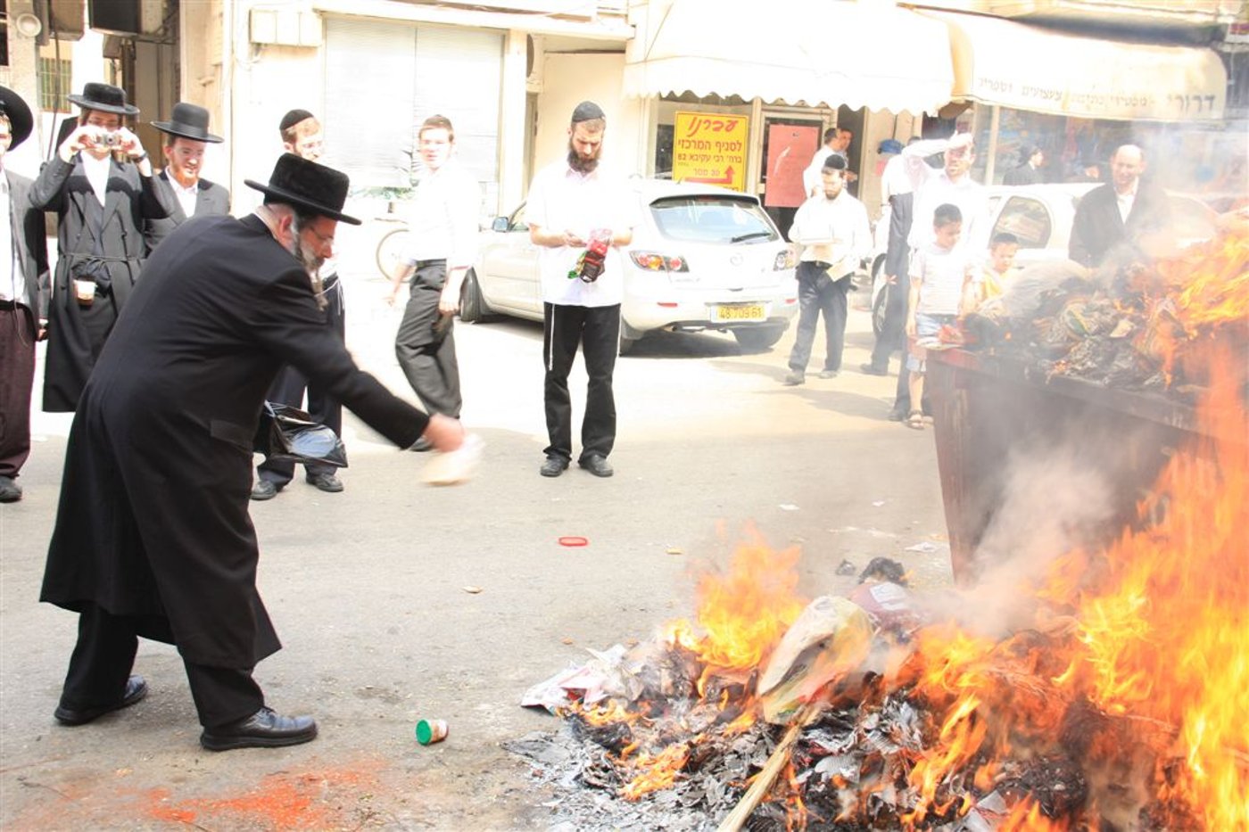 גלריה: בני-ברק שורפת חמץ