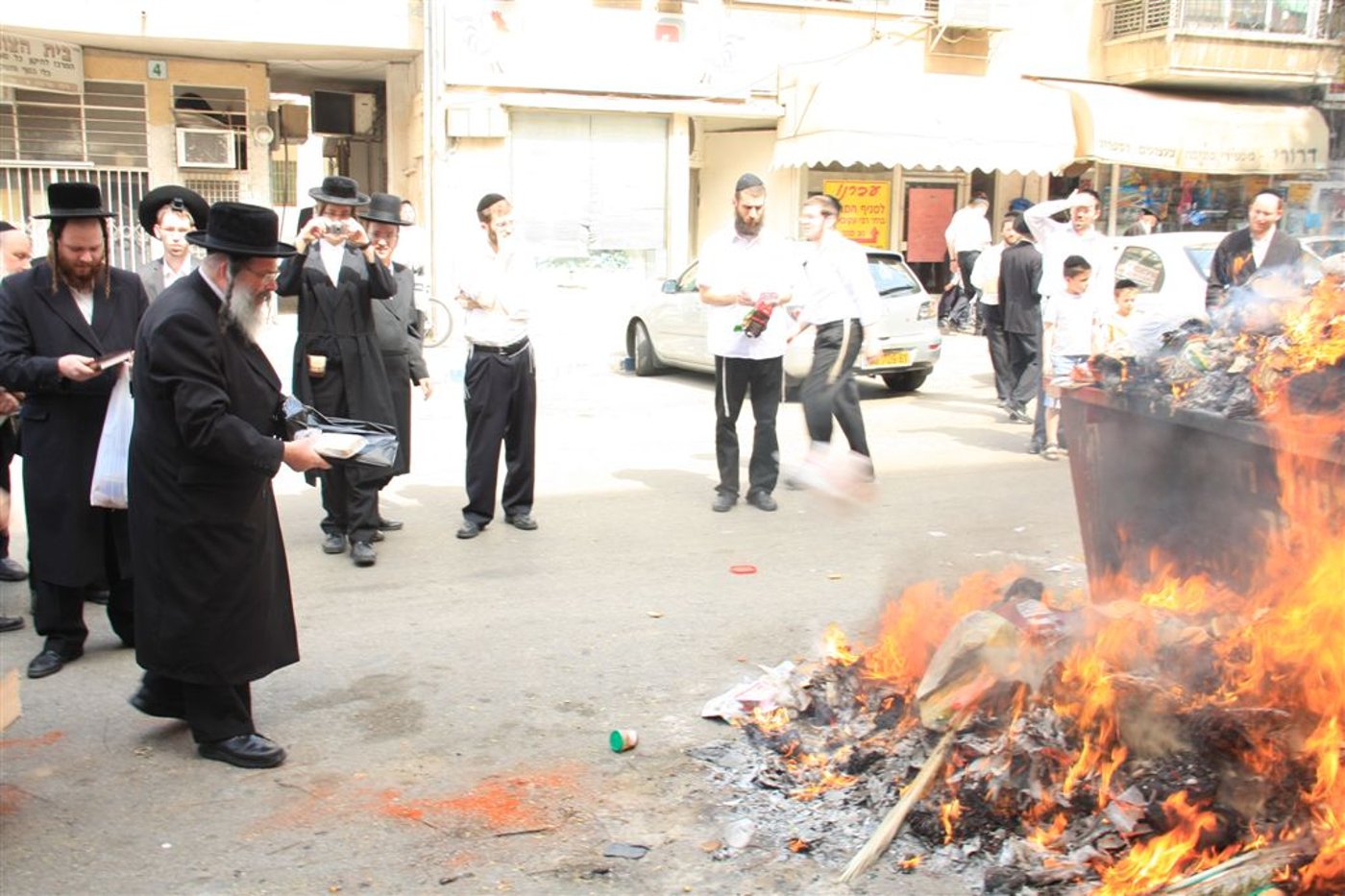 גלריה: בני-ברק שורפת חמץ