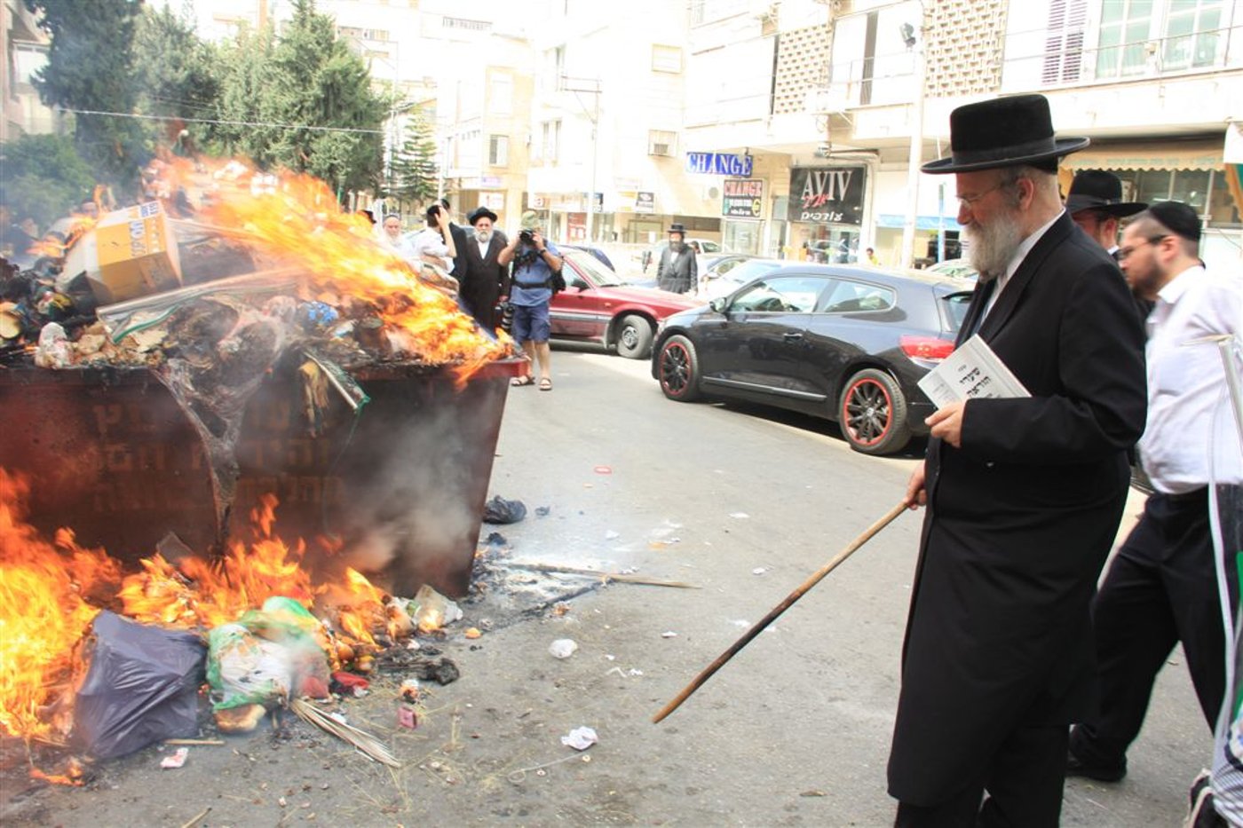 גלריה: בני-ברק שורפת חמץ