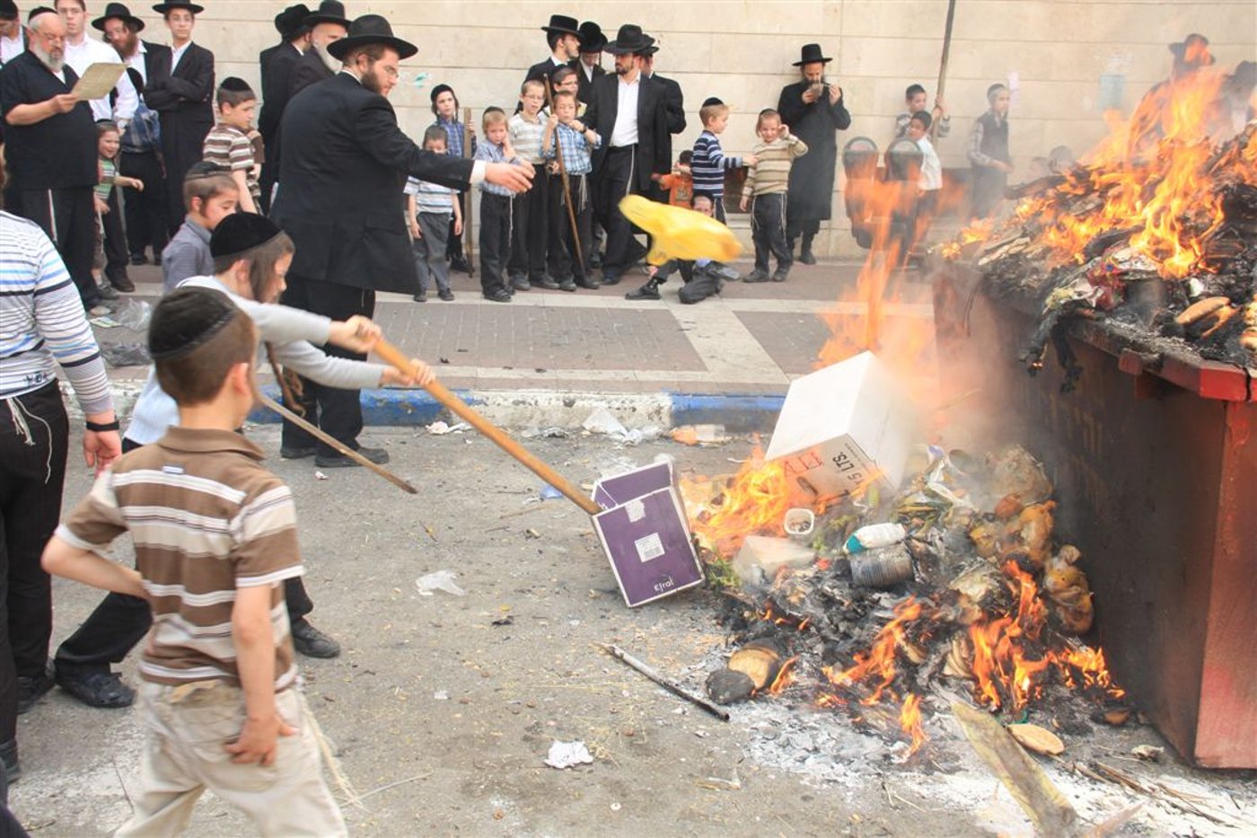 גלריה: בני-ברק שורפת חמץ