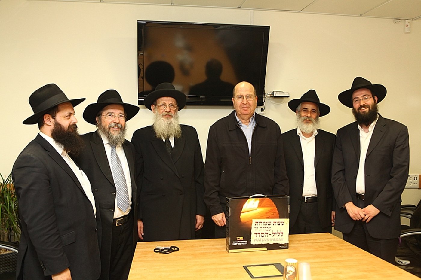 תיעוד: ראשי המדינה קיבלו מצות שמורות