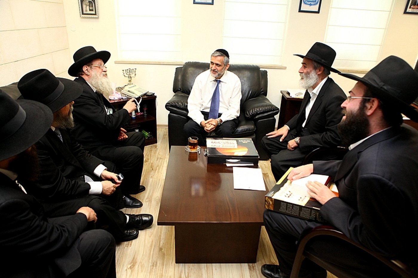 תיעוד: ראשי המדינה קיבלו מצות שמורות
