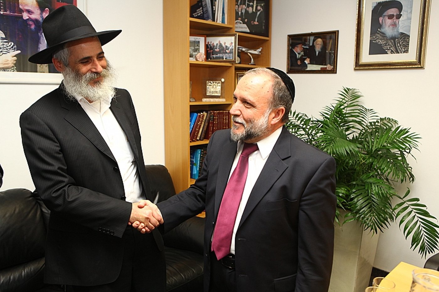 תיעוד: ראשי המדינה קיבלו מצות שמורות