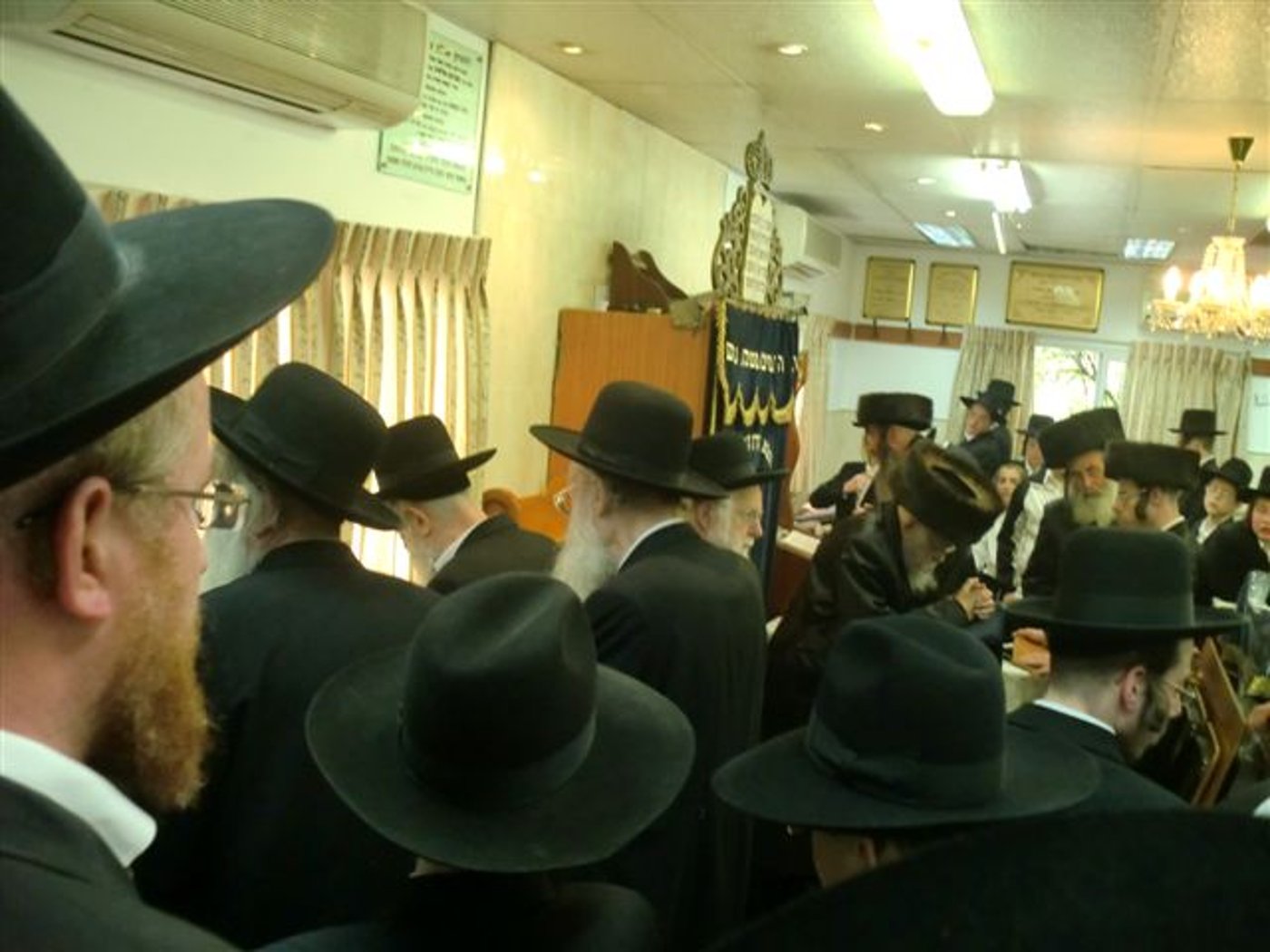 צפו בתמונות: מרן הגרי"ש אלישיב בתפילת חול-המועד