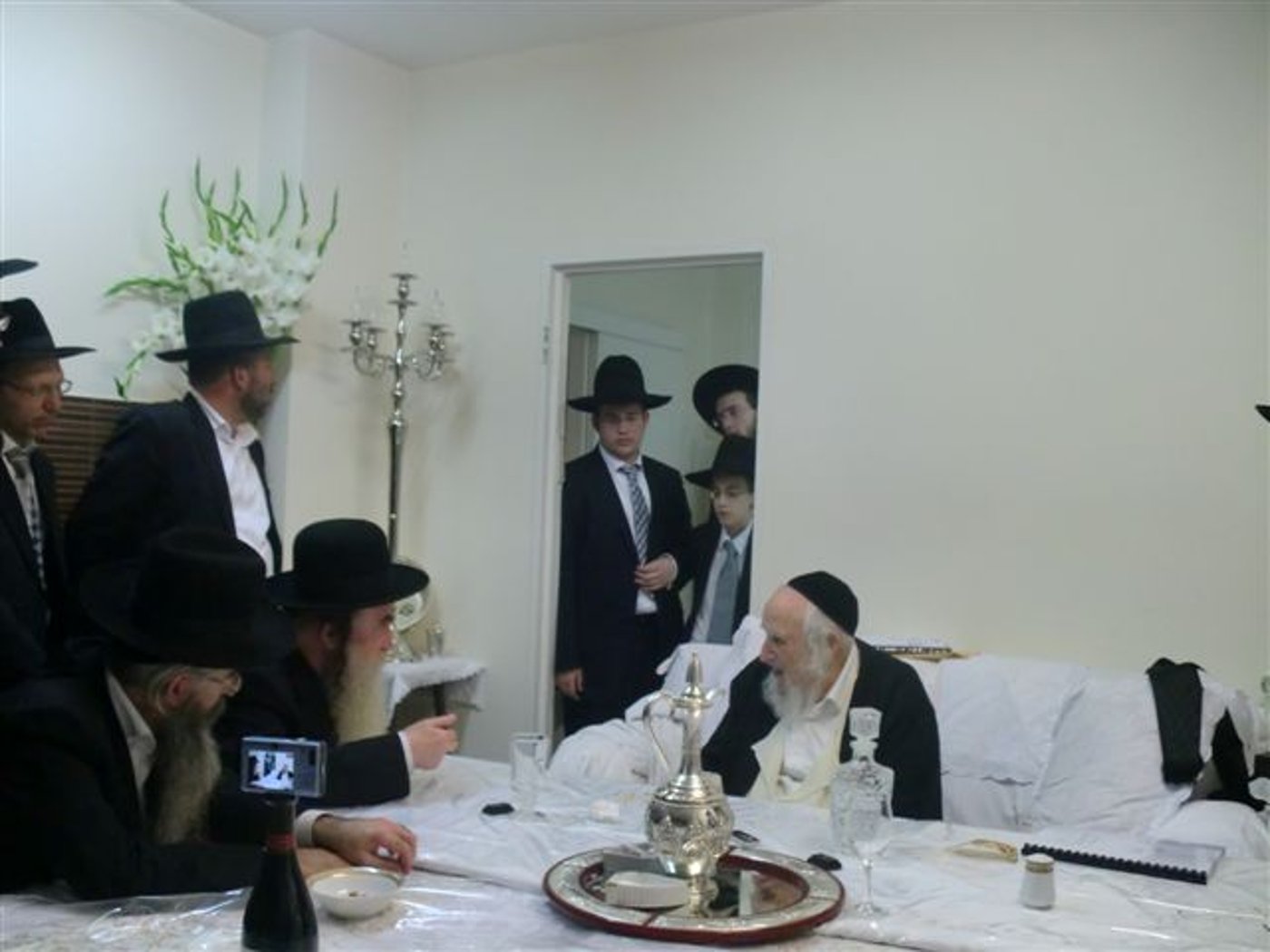 צפו בתמונות: מרן הגרי"ש אלישיב בתפילת חול-המועד