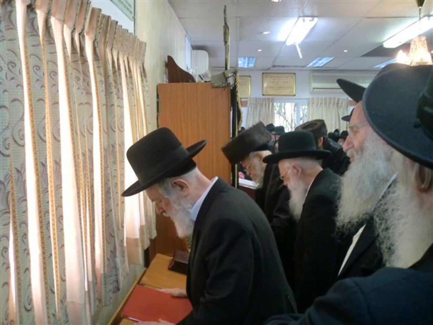 צפו בתמונות: מרן הגרי"ש אלישיב בתפילת חול-המועד