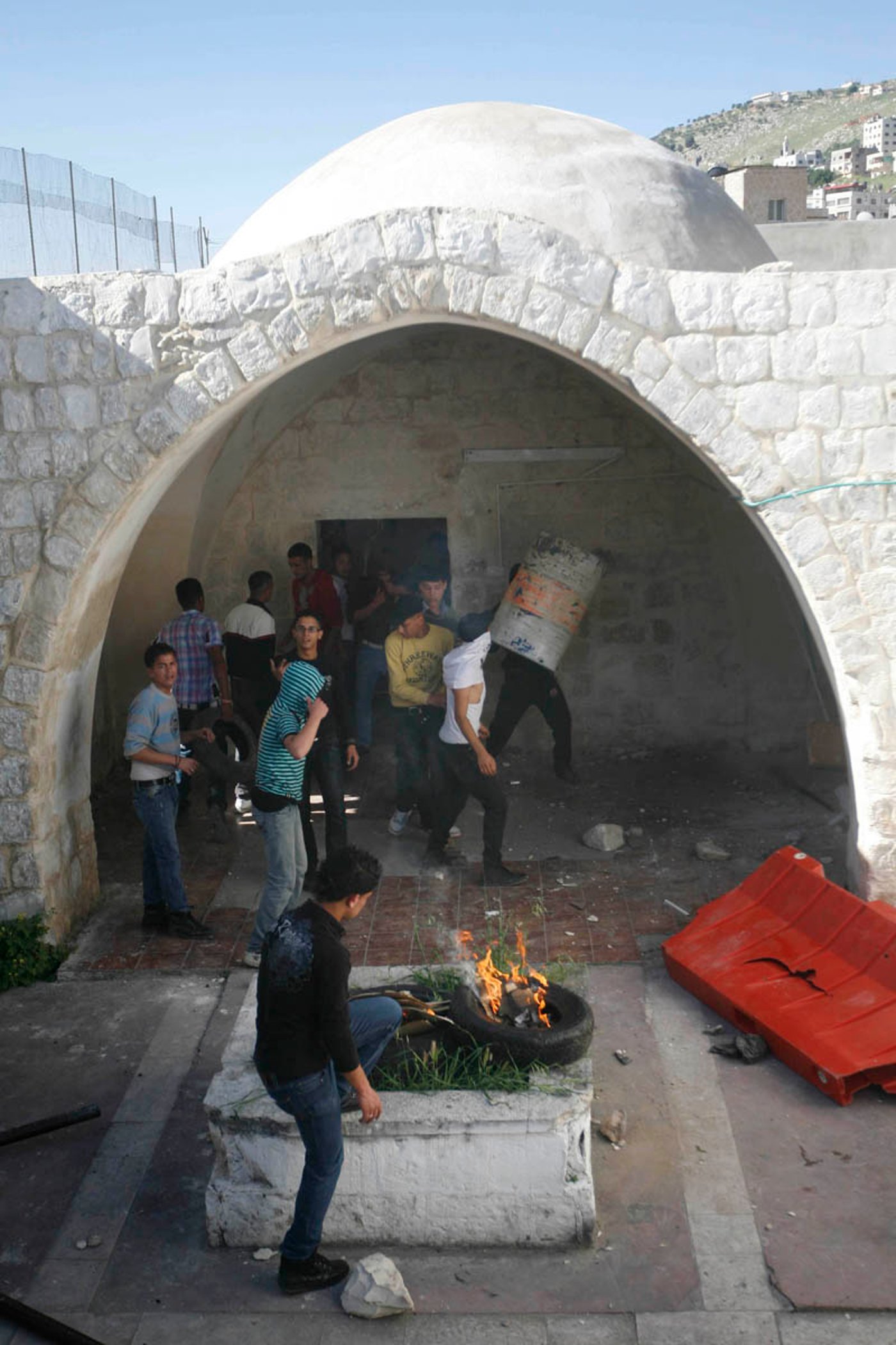מול השוטרים הפלסטינים: פורעים הציתו את קבר יוסף