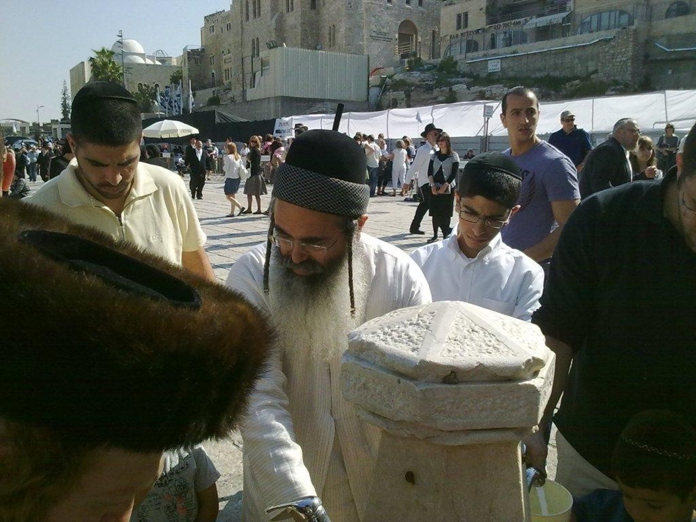 צפו בתמונות: הרב אמנון יצחק בכותל