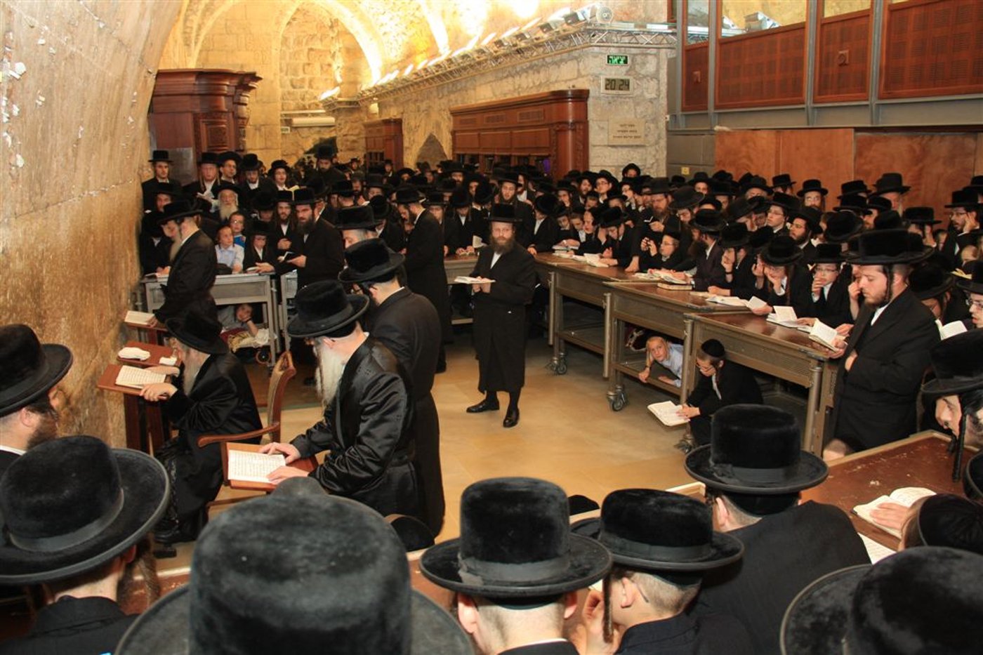 תמונות: האדמו"ר מנדבורנה חגג יום הולדת בכותל