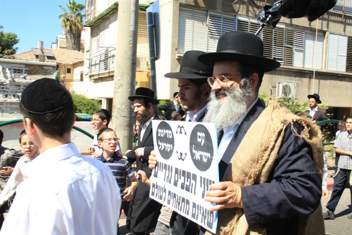 מופע יום העצמאות בבני-ברק: קיצונים השתוללו מול פוניבז´