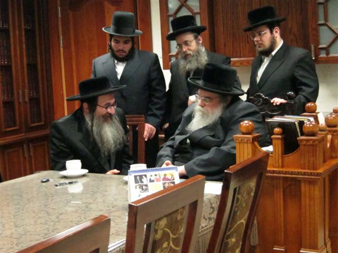 תיעוד: האדמו"ר מספינקא עם האדמו"ר מבעלזא
