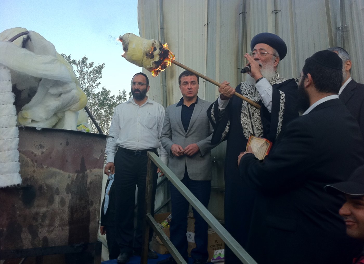 לראשונה: הגר"ש עמאר הדליק במירון