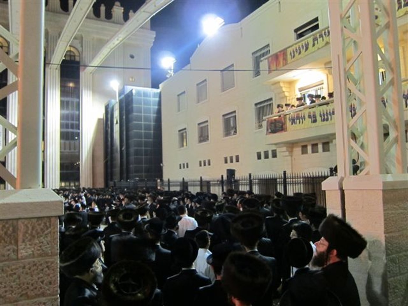 אש קודש: ההדלקה בחסידות בעלזא