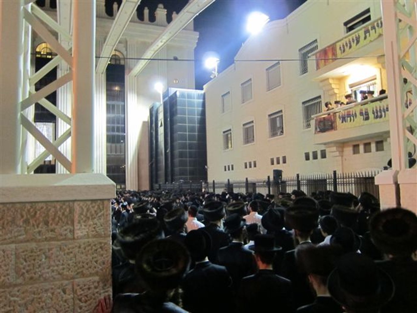 אש קודש: ההדלקה בחסידות בעלזא