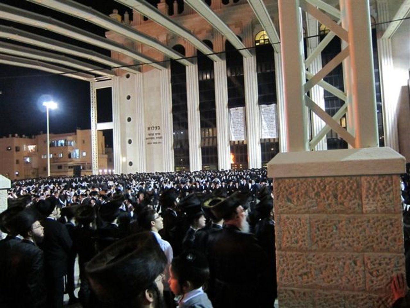 אש קודש: ההדלקה בחסידות בעלזא