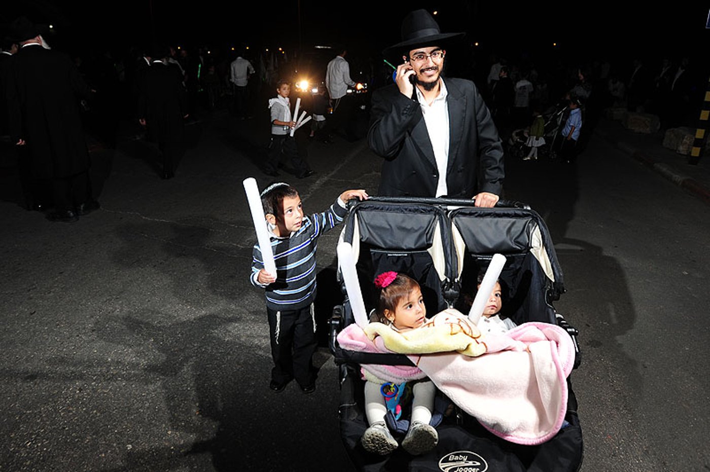כפר-חב"ד: אלפי חוגגים ומדורת ענק
