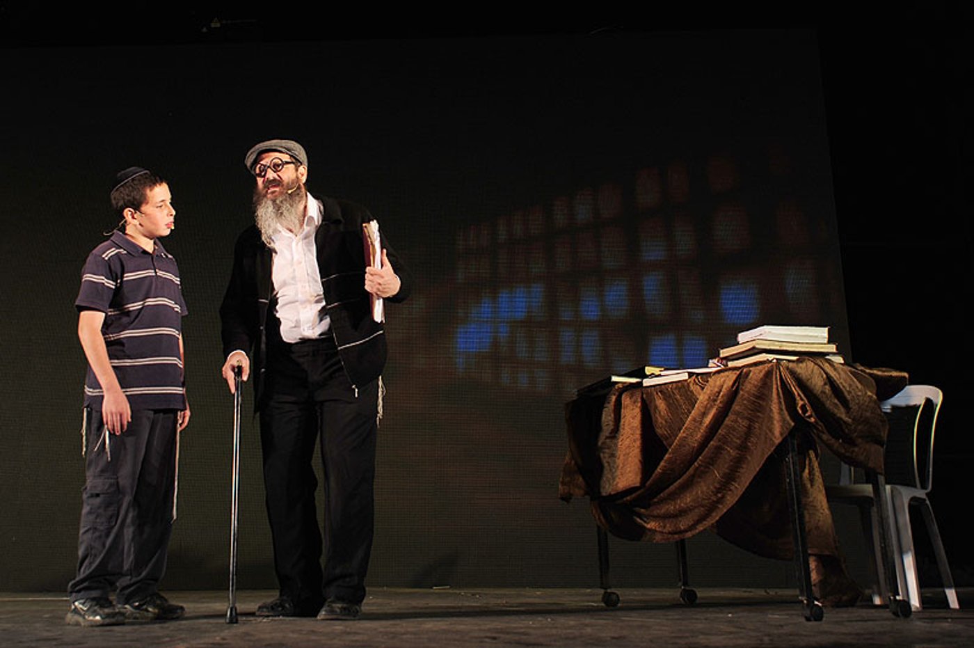 כפר-חב"ד: אלפי חוגגים ומדורת ענק