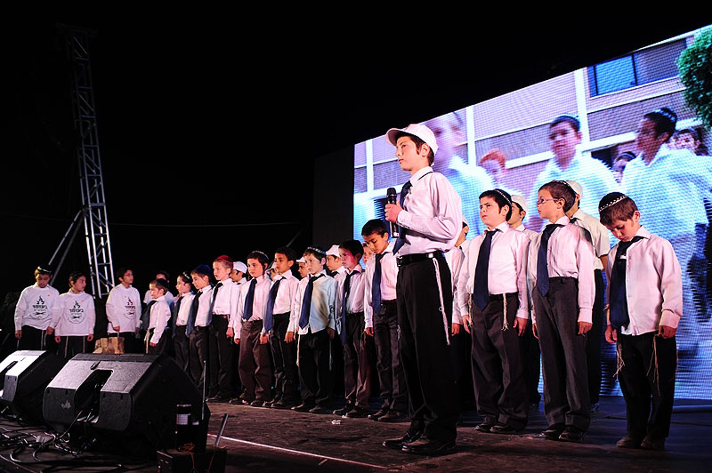 כפר-חב"ד: אלפי חוגגים ומדורת ענק