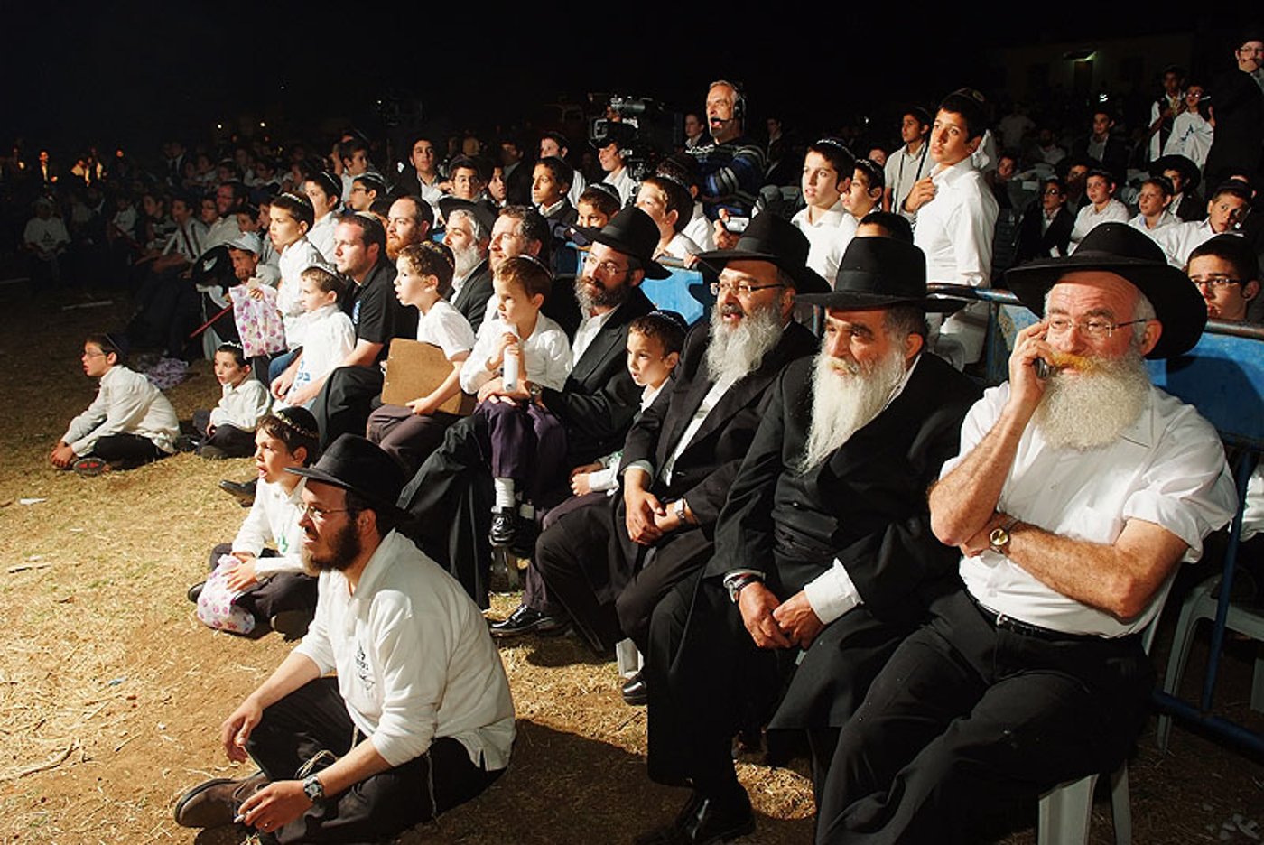 כפר-חב"ד: אלפי חוגגים ומדורת ענק
