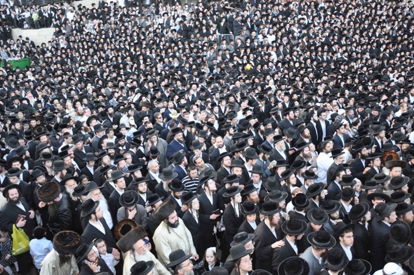 מעמד ההדלקה המסורתית של כ"ק האדמו"ר מתולדות אהרון