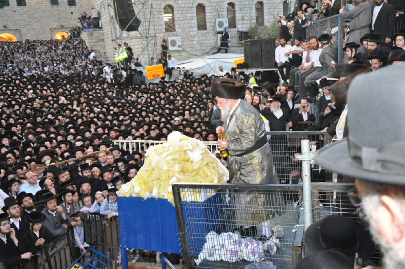 מעמד ההדלקה המסורתית של כ"ק האדמו"ר מתולדות אהרון
