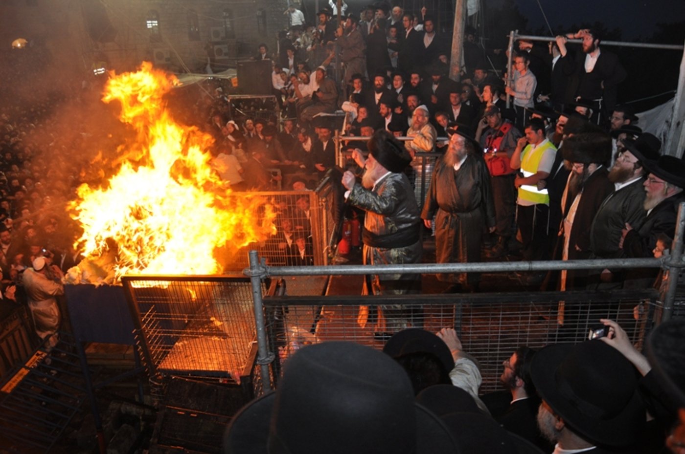 מעמד ההדלקה המסורתית של כ"ק האדמו"ר מתולדות אהרון
