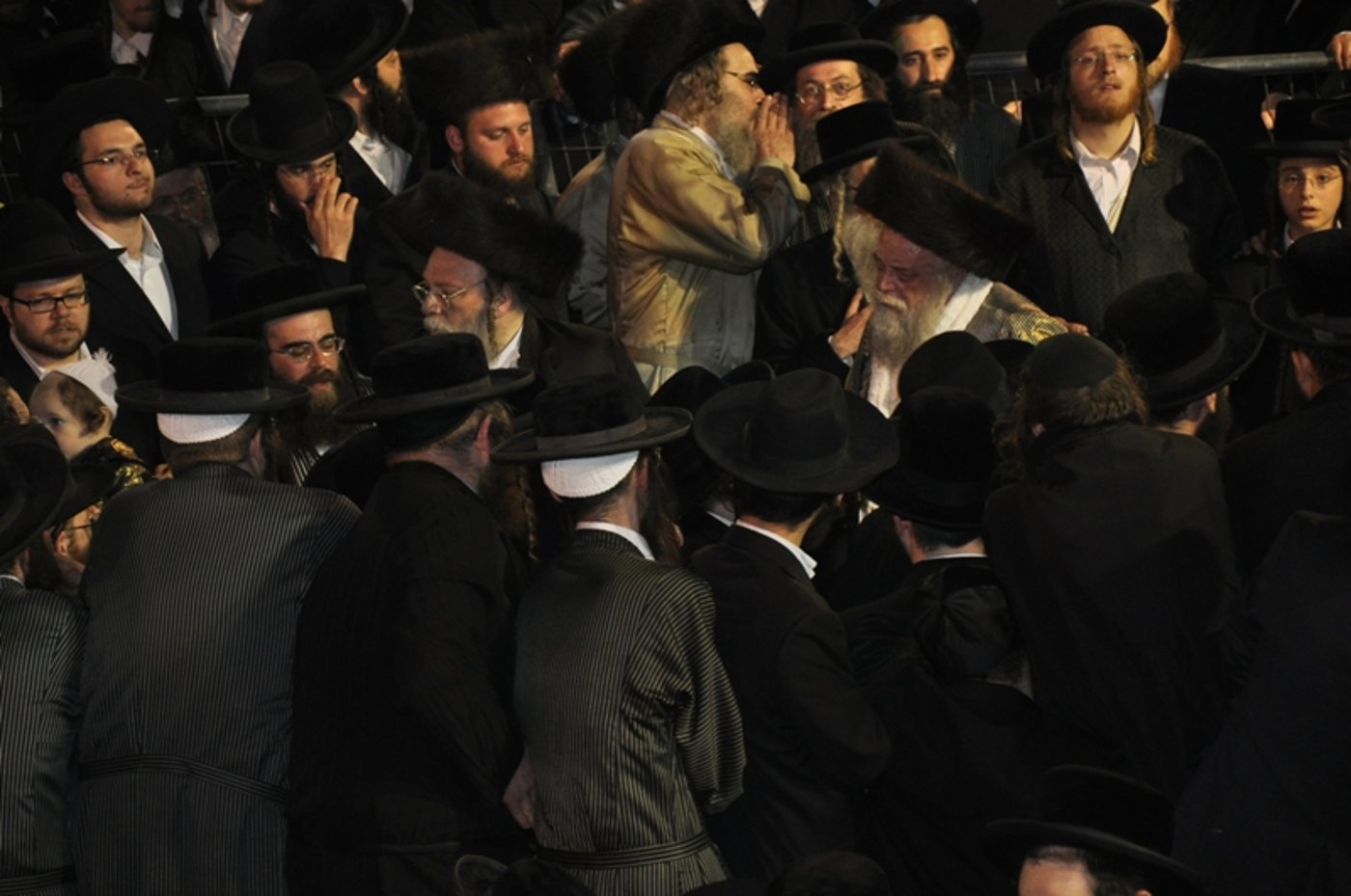 מעמד ההדלקה המסורתית של כ"ק האדמו"ר מתולדות אהרון