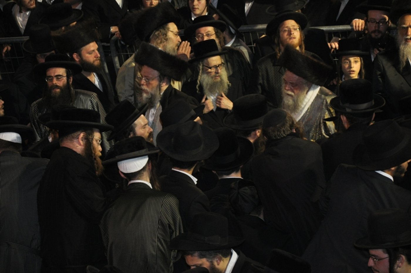 מעמד ההדלקה המסורתית של כ"ק האדמו"ר מתולדות אהרון