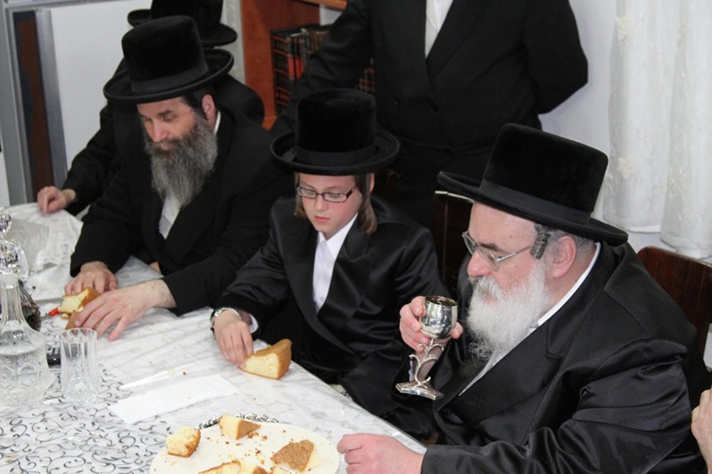 תיעוד: בן האדמו"ר הפתיע את הנגיד
