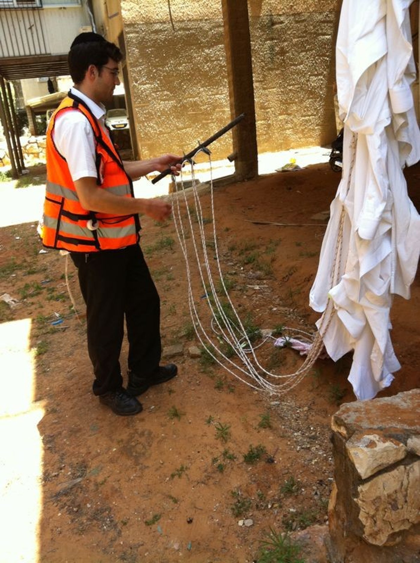 נפל מקומה שלישית ונבלם בחבלי כביסה