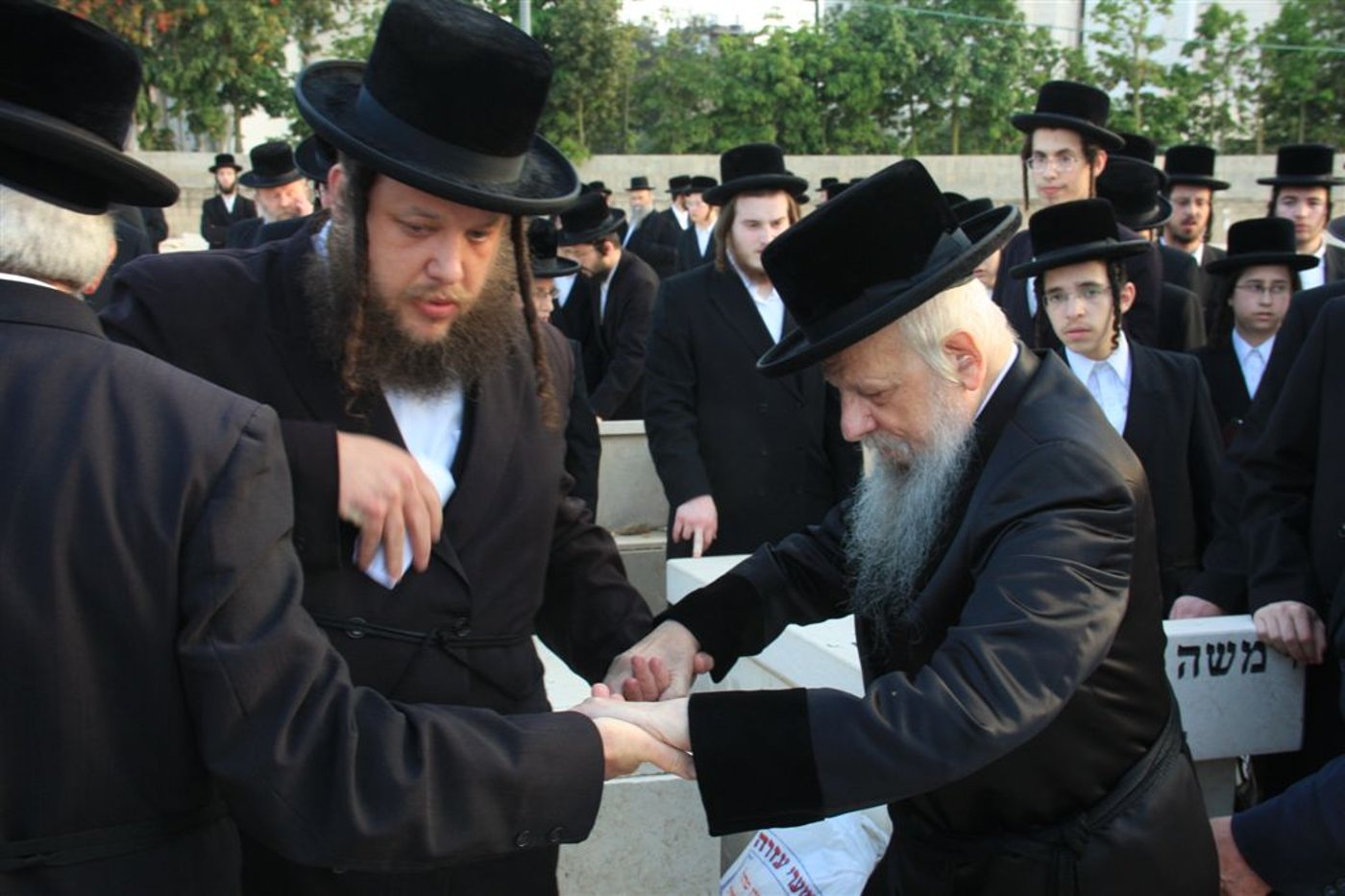 תיעוד: האדמו"ר מסערט ויז'ניץ בציון זקנו