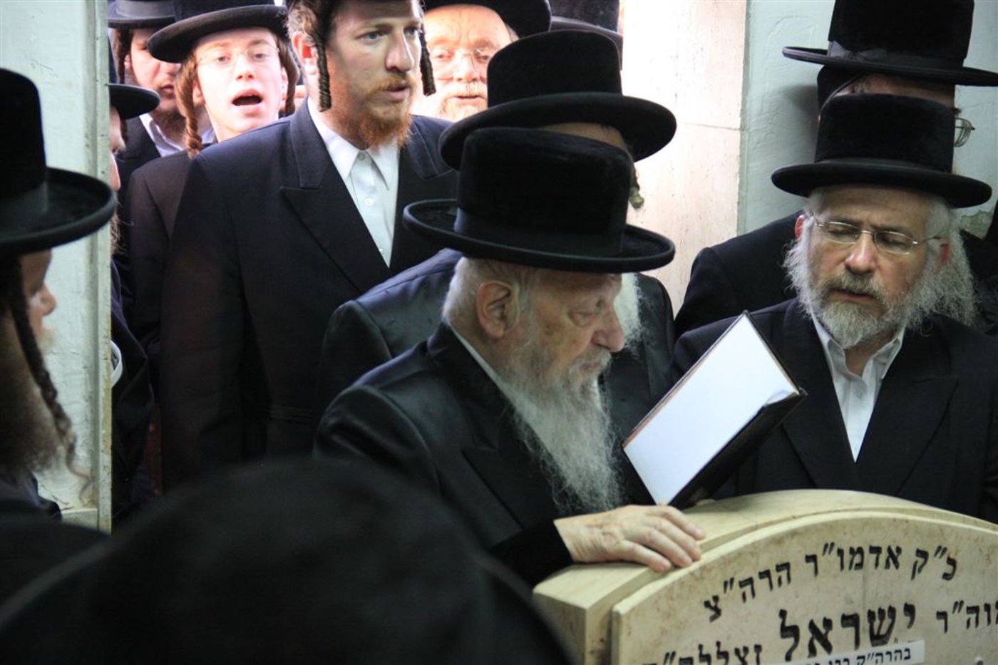 תיעוד: האדמו"ר מסערט ויז'ניץ בציון זקנו