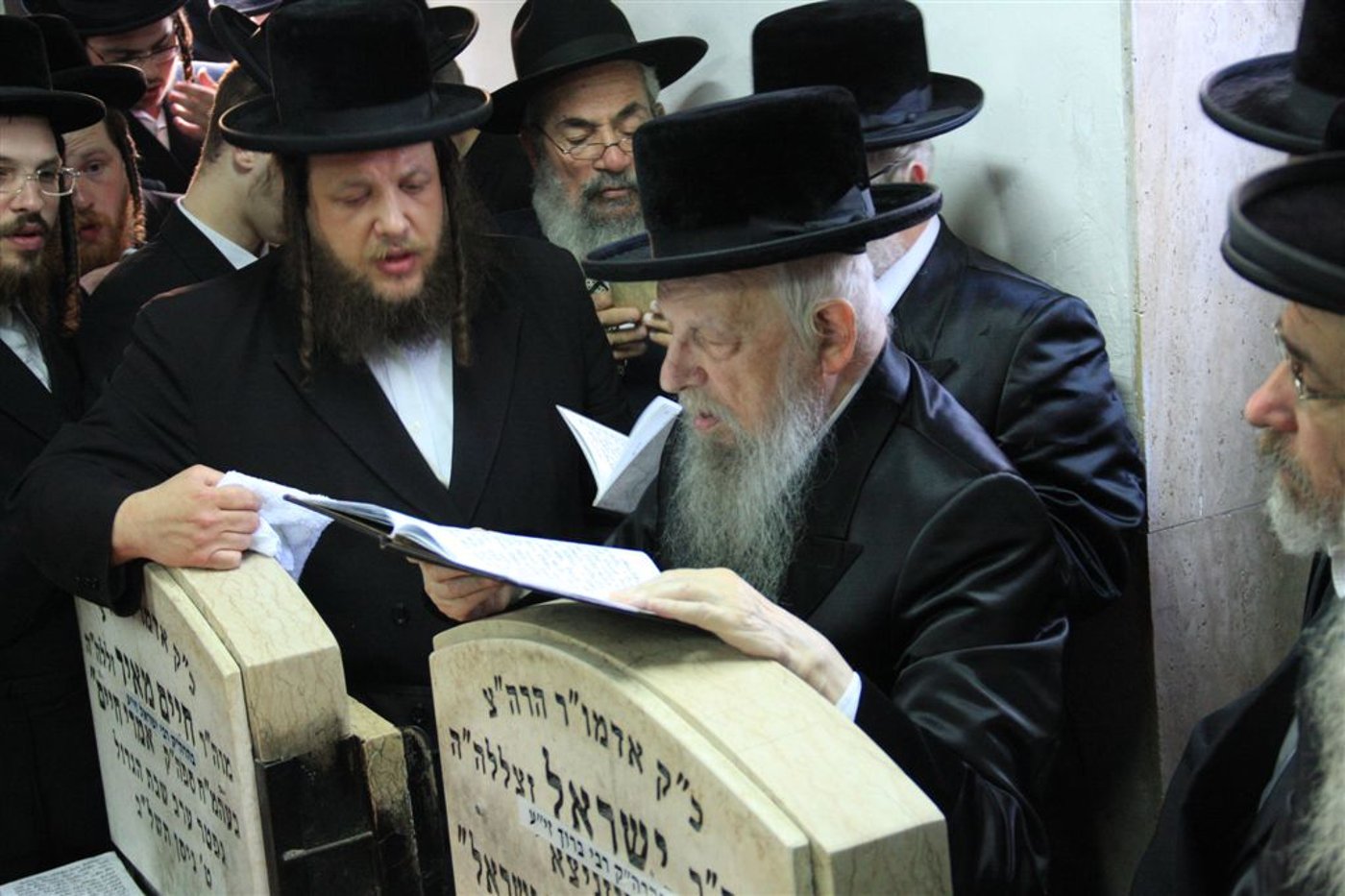 תיעוד: האדמו"ר מסערט ויז'ניץ בציון זקנו