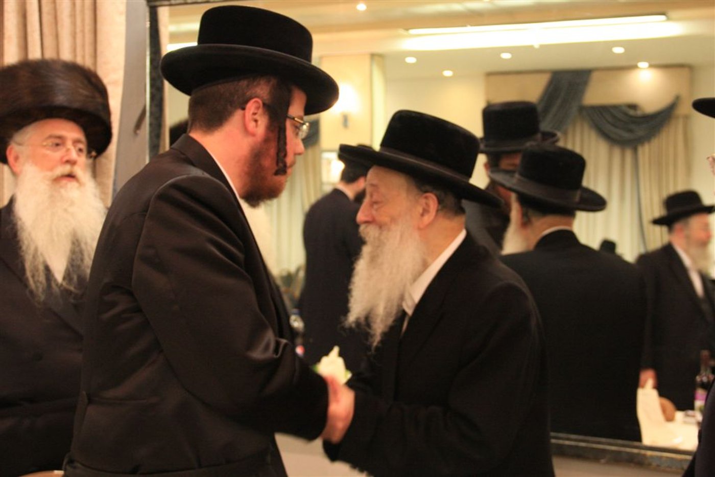 צפו בגלריה: שמחת אירוסי בנו של פרוש
