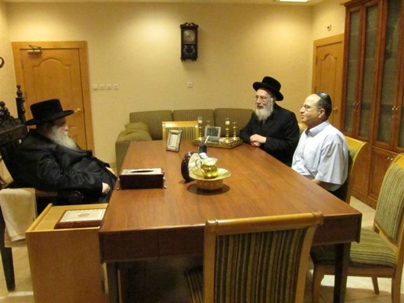 מפגש נדיר: השר בוגי יעלון והאדמו"ר מבעלזא
