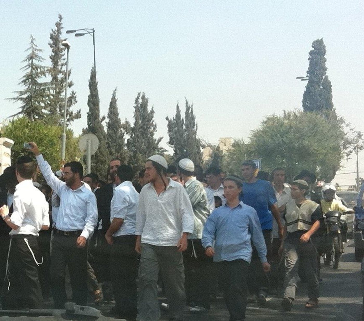 אחרי המעצר המביש: תלמידי הרב יעקב יוסף במפגן תמיכה