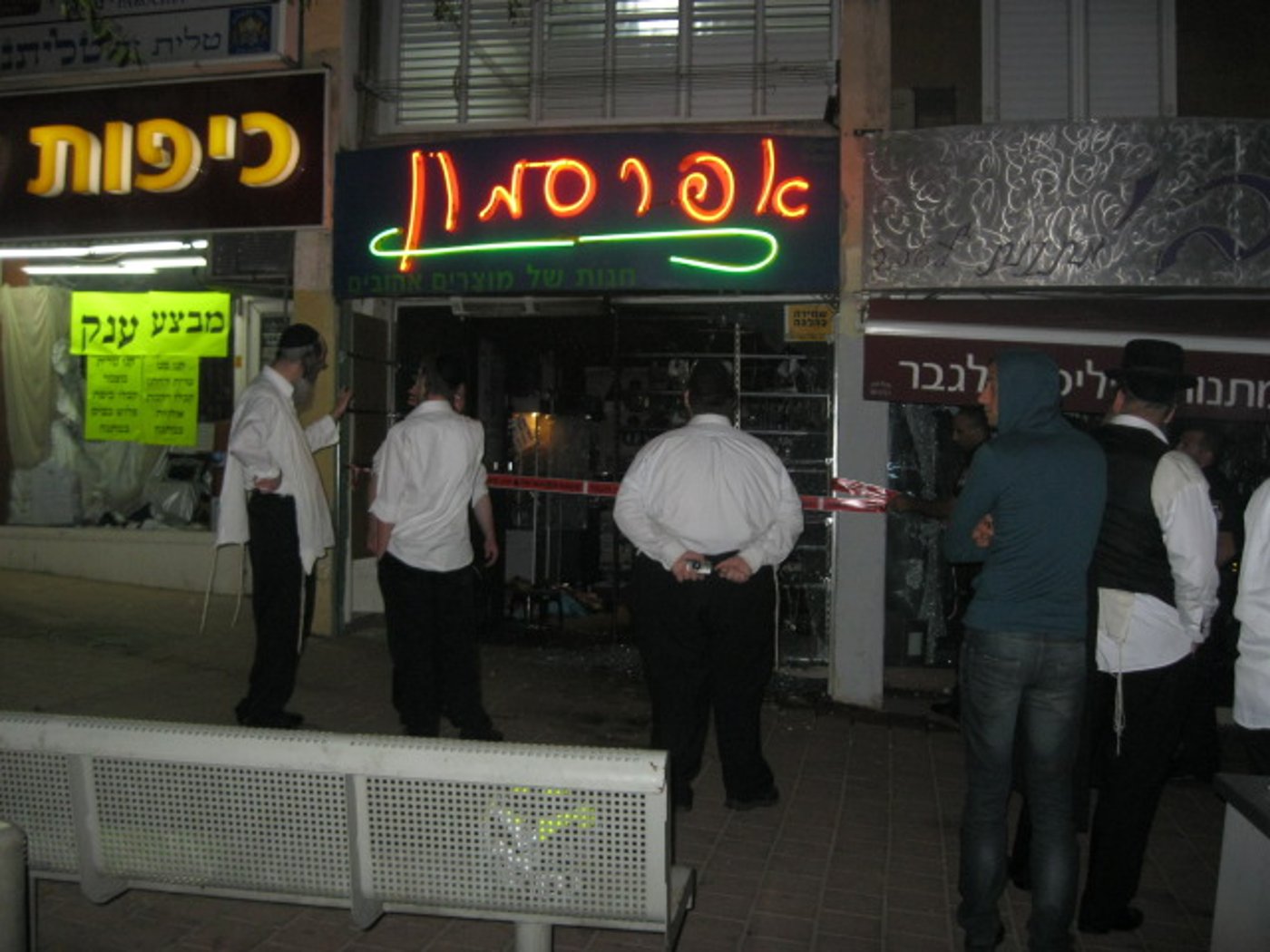 עולם התחתון בעיר התורה? בקבוק תבערה הושלך לעבר חנות בבני-ברק