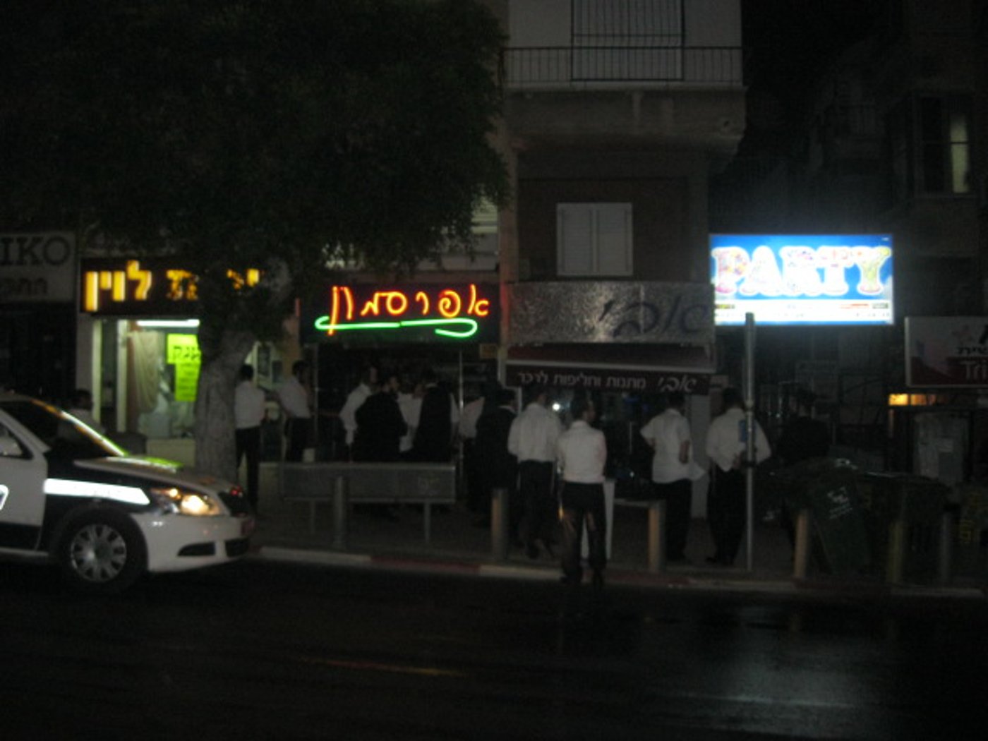 עולם התחתון בעיר התורה? בקבוק תבערה הושלך לעבר חנות בבני-ברק