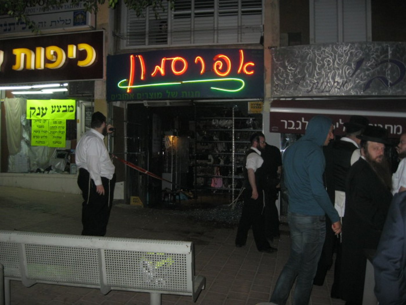 עולם התחתון בעיר התורה? בקבוק תבערה הושלך לעבר חנות בבני-ברק