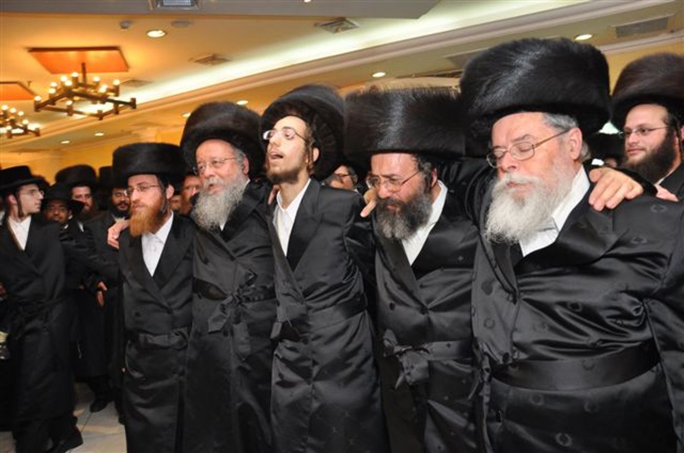 צפו: האדמו"ר מויז'ניץ בשמחת המשב"ק