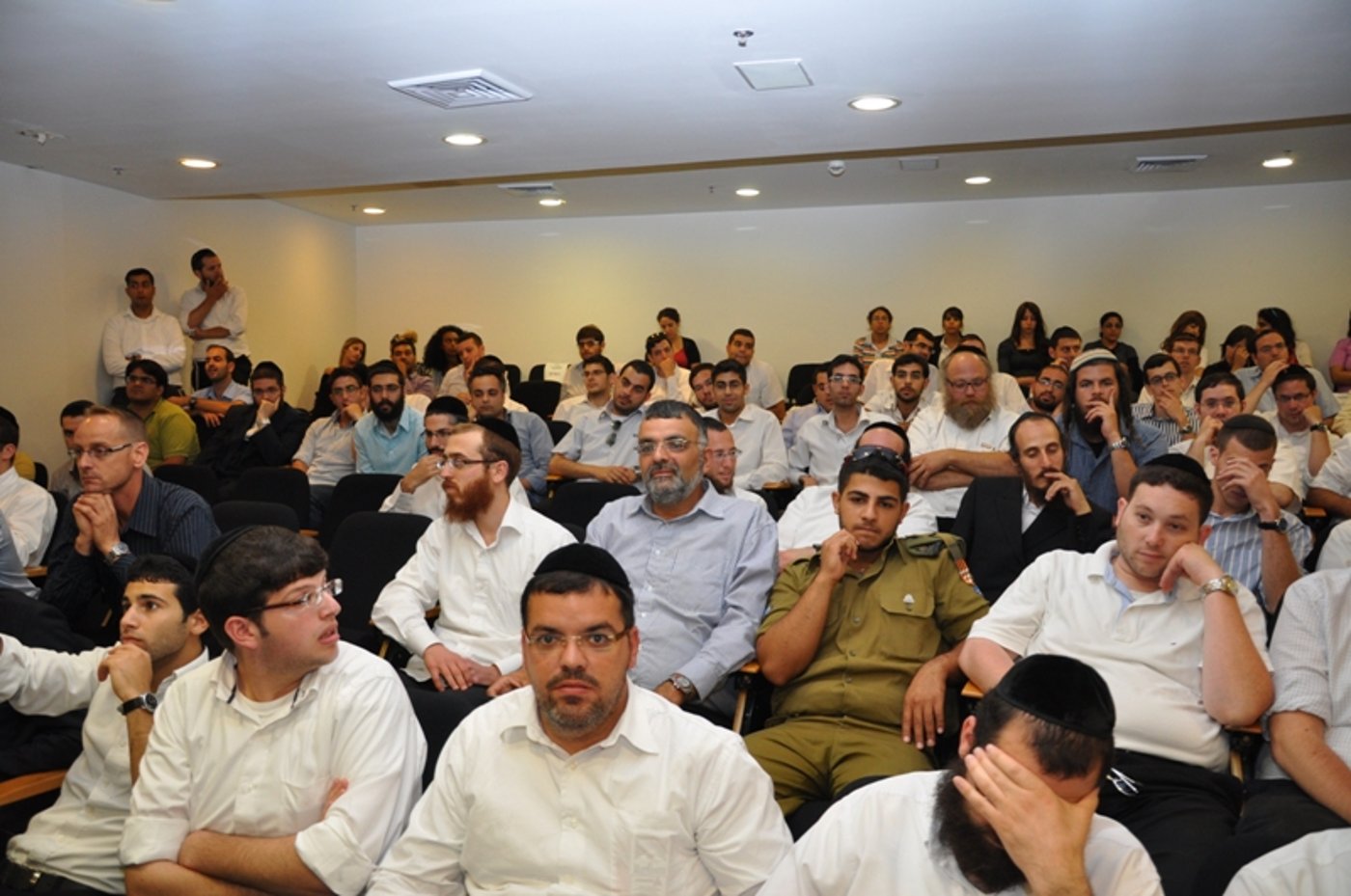 הנשיא שמעון פרס בקמפוס החרדי: "דרעי לא פסול"