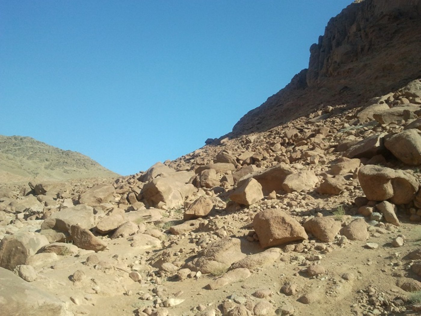 "כאן בדיוק", הצביע ה'מדריך', "עמד 'מוסא' וקיבל את התורה"