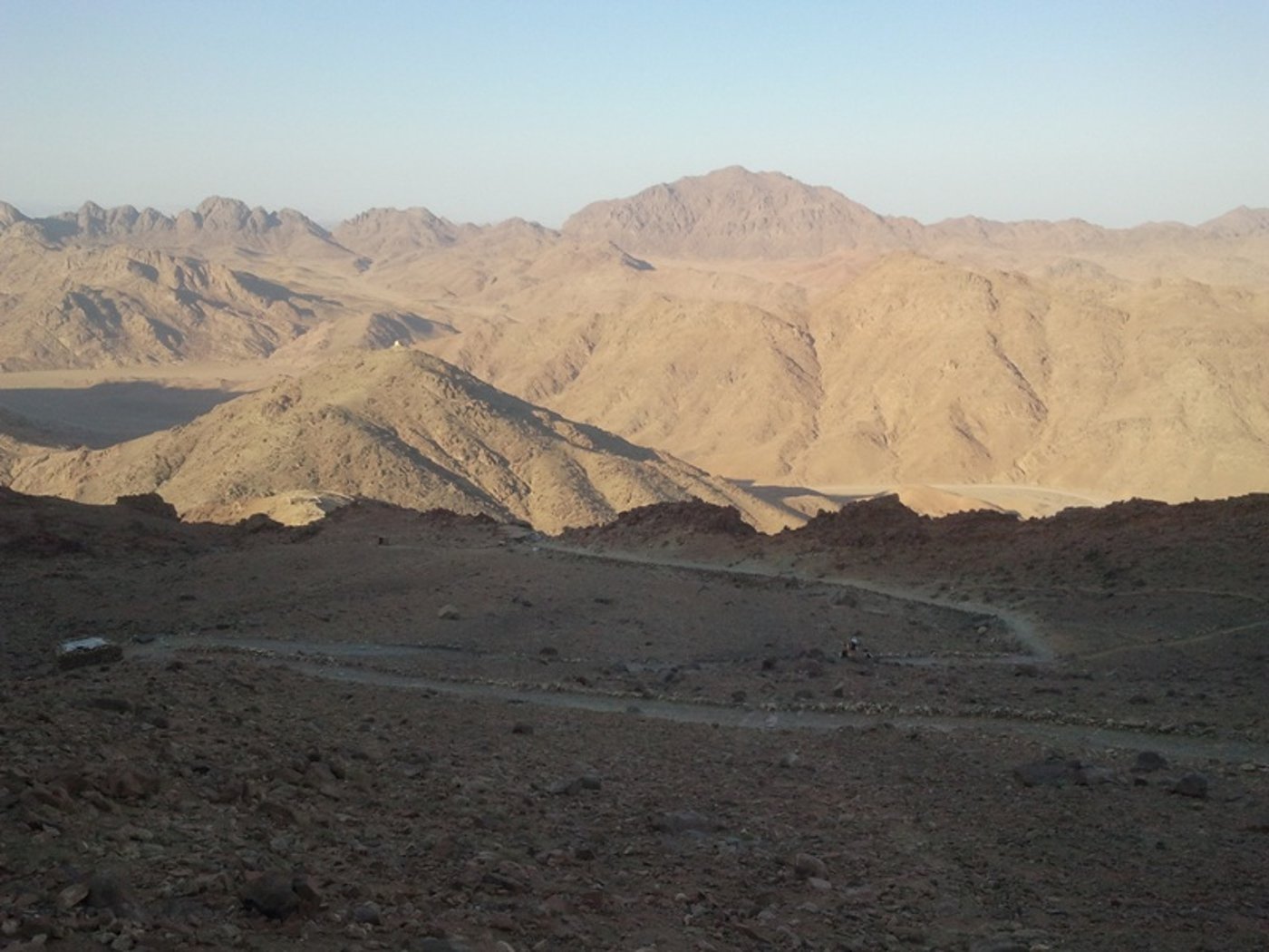 "כאן בדיוק", הצביע ה'מדריך', "עמד 'מוסא' וקיבל את התורה"