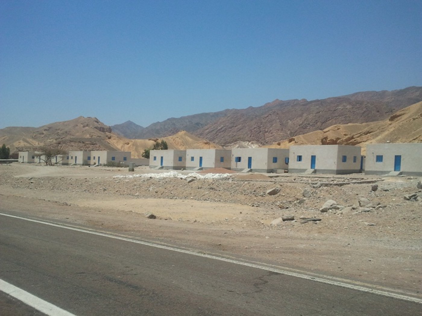 "כאן בדיוק", הצביע ה'מדריך', "עמד 'מוסא' וקיבל את התורה"