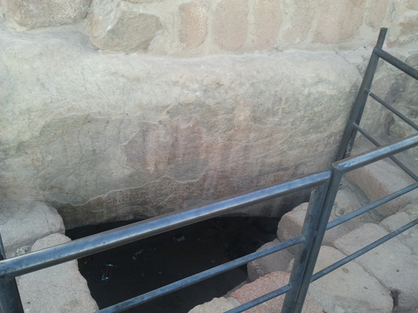"כאן בדיוק", הצביע ה'מדריך', "עמד 'מוסא' וקיבל את התורה"
