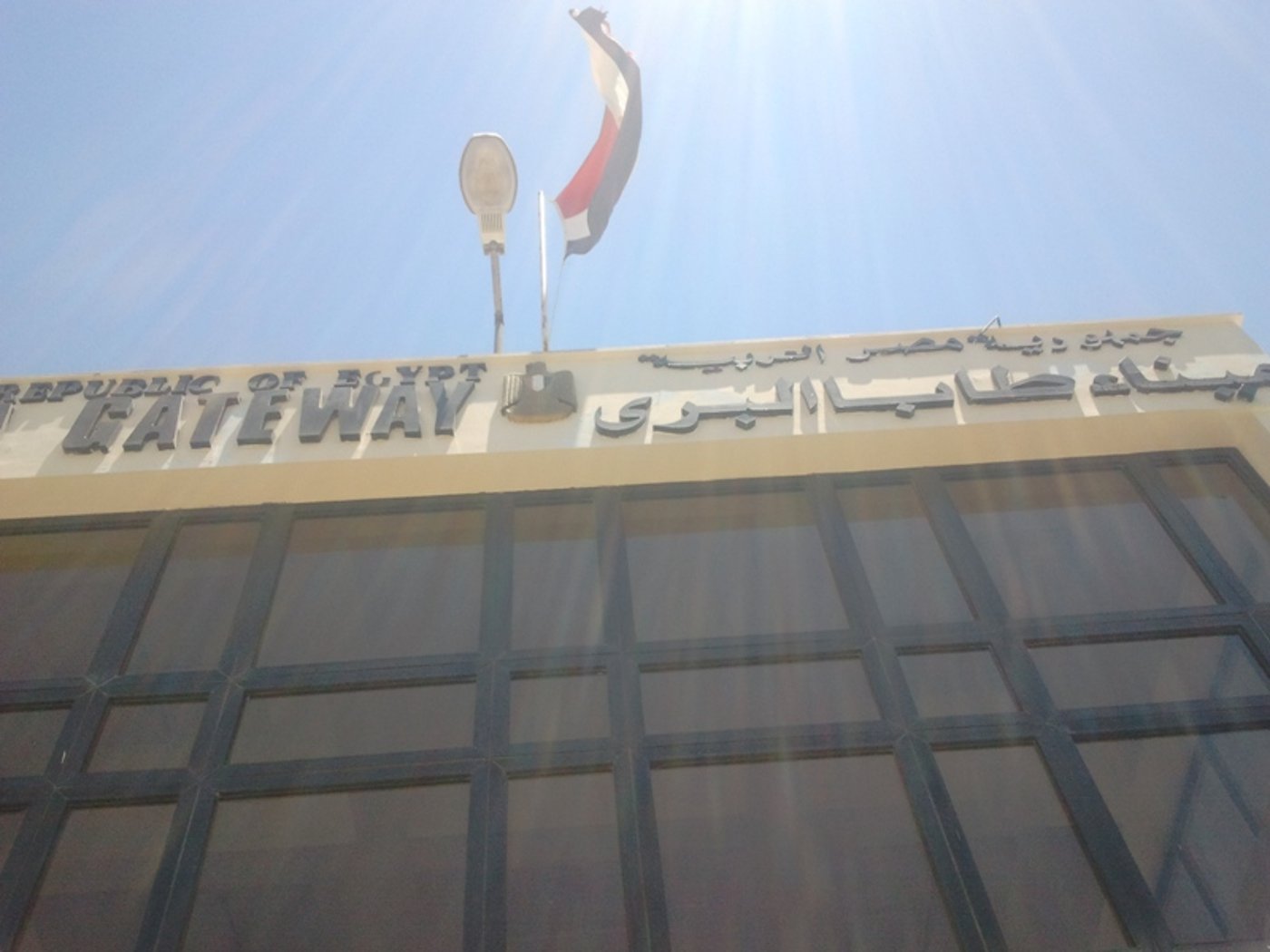 "כאן בדיוק", הצביע ה'מדריך', "עמד 'מוסא' וקיבל את התורה"