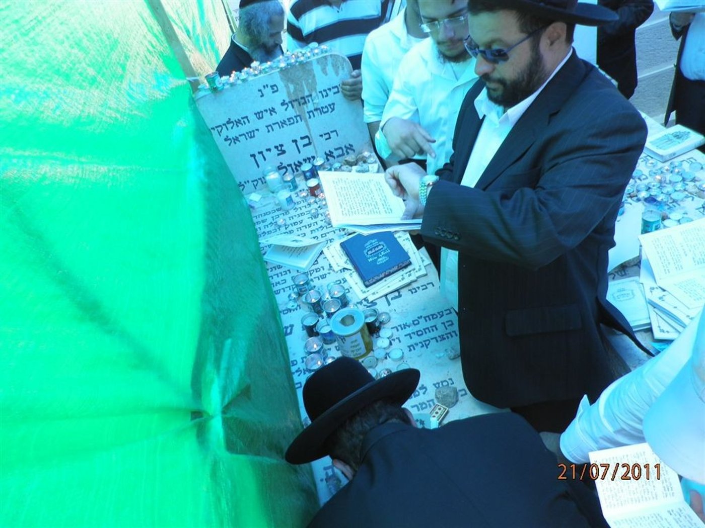 המונים בהילולת מרן הגאון רבי בן-ציון אבא שאול