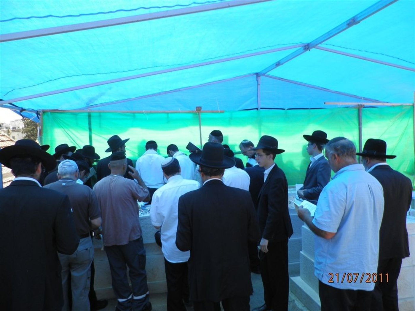 המונים בהילולת מרן הגאון רבי בן-ציון אבא שאול