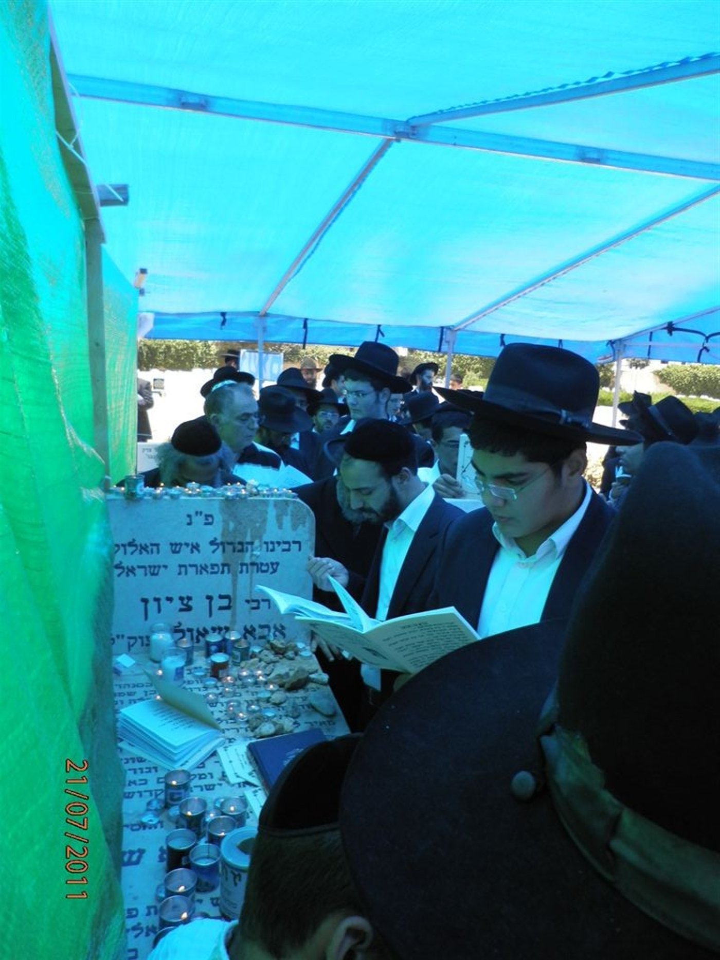 המונים בהילולת מרן הגאון רבי בן-ציון אבא שאול